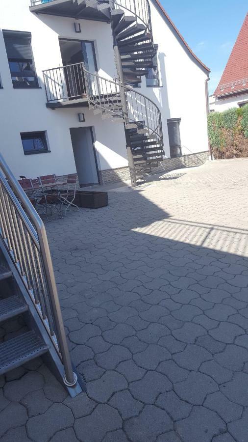 Apartments Zum Bayrisch Pub Weissenhorn Exterior photo